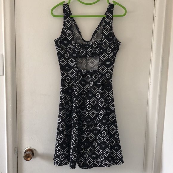 Short stretchy black and white dress - Picture 3 of 3